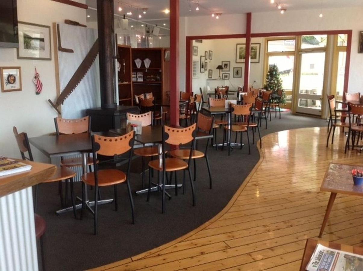 Bushman'S At Strahanアパートホテル エクステリア 写真